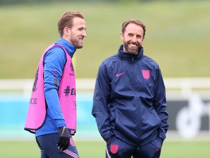 Harry Kane y Gareth Southgate, el lunes en el último entrenamiento de Inglaterra antes de los octavos.