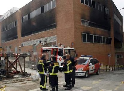 Los bomberos miran los resultados del incendio de la subestación del hospital de Vall d'Hebron en Barcelona