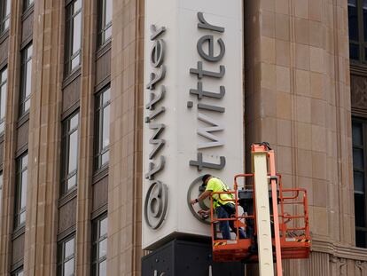 Un operario retira el viejo letrero de la sede de Twitter en San Francisco, el 24 de julio.