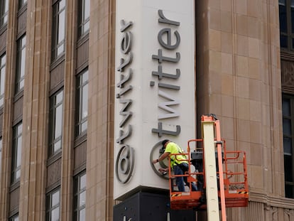 Un operario retira el viejo letrero de la sede de Twitter en San Francisco, el 24 de julio.