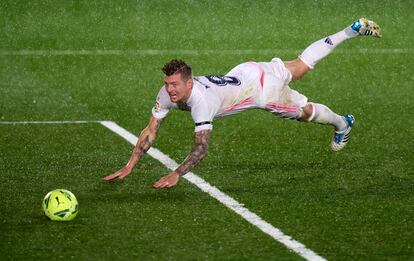 Toni Kroos en un lance del Madrid-Barça de la temporada pasada marcado por la lluvia.
