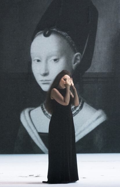 La soprano Nadezhda Pavlova (Donna Anna) canta sobre una reproducción de 'Retrato de una joven', de Petrus Christus.