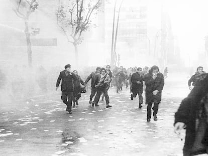 A las 5 en punto de la tarde del 9 de julio de 1973, miles de personas se lanzaron a la calle al grito de “Tiranos, temblad”. Enseguida irrumpieron los tanques, los fusiles, los caballos, los sables, tal y como lo registró la cámara de Aurelio González.
