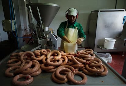 Un trabajador de una planta de salchichas de Extremadura.