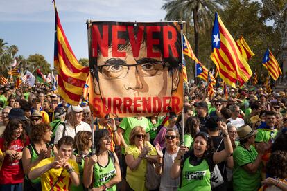 Varios manifestantes portaban este miércoles una imagen del 'expresident' Carles Puigmont durante la Diada de Barcelona.