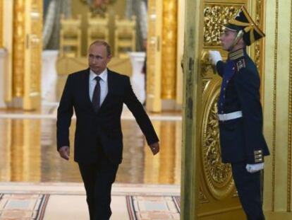 El presidente Vlad&iacute;mir Putin a su entrada a un sal&oacute;n del Kremlin, el martes.