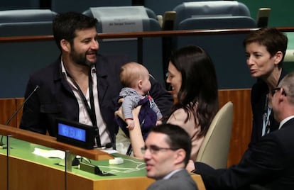 La primera ministra de Nueva Zelanda, Jacinda Ardenon, sostiene en sus brazos a su hijo luego de su participación en la Cumbre de Paz Nelson Mandela durante la septuagésima tercera sesión de la Asamblea General de las Naciones Unidas.