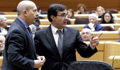 El ministro de Educaci&oacute;n, Jos&eacute; Ignacio Wert, junto al secretario de Estado de Relaciones con las Cortes, Jos&eacute; Luis Ayll&oacute;n, el mi&eacute;rcoles en el Senado.