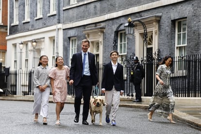 Jeremy Hunt abandona Downing Street con su familia este viernes tras la victoria laborista en las elecciones generales del Reino Unido.