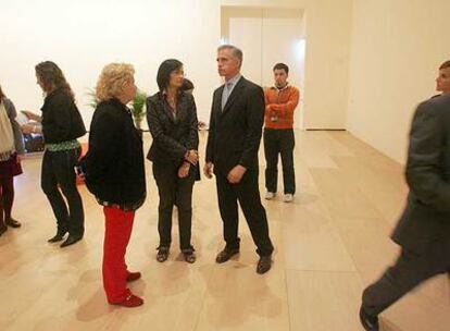 El director general del Museo Guggenheim Bilbao, Juan Ignacio Vidarte, el pasado 29 de abril, junto a personal de su equipo en una sala del centro.