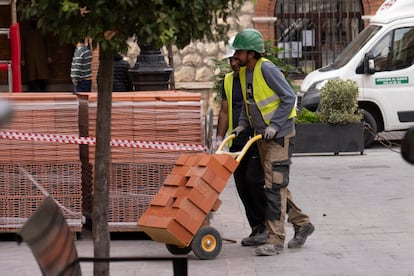 Trabajadores en una obra en el centro de Teruel (Aragón), el pasado octubre.