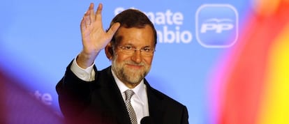 El saludo de Rajoy, anoche, en el balcón de la sede del PP en la calle Génova de Madrid.