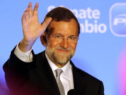 El saludo de Rajoy, anoche, en el balcón de la sede del PP en la calle Génova de Madrid.