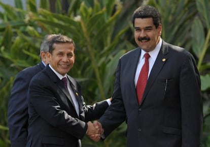 El presidente de Per&uacute;, Ollanta Humala, recibe a Nicol&aacute;s Maduro en Lima el pasado 30 de noviembre.