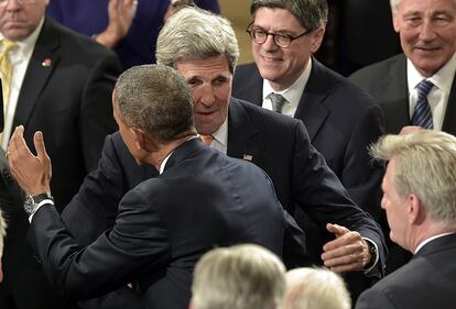 El presidente estadounidense, Barack Obama, saluda al secretario de Estado, John Kerry, en el Capitolio en Washington (EE UU).