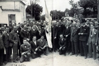 Homenaje a Castelao en 1932. En el centro, a la derecha de la bandera, Manuel Lugrís y Castelao. A su izquierda, entre otros, Ramón Vilar Ponte, Francisco Fernández del Riego, Antón Vilar Ponte, Plácido Castro, Otero Pedrayo, Rodríguez Somoza, Manuel Beiras A su derecha, Suárez Picallo, Carlos Maside y Álexandre Bóveda, en una foto cedida por la Academia.