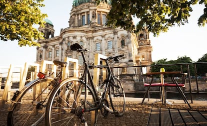 Dos bicicletas ante el Dom (la catedral) de Berlín, en la Isla de los Museos.