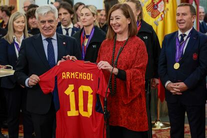 La presidenta del Congreso, Francina Armengol, recibía una camiseta del equipo de manos del presidente de la Comisión Gestora de la RFEF, Pedro Rocha, durante la visita que las jugadoras de la selección española de fútbol femenino han hecho este jueves al Congreso de los Diputados.