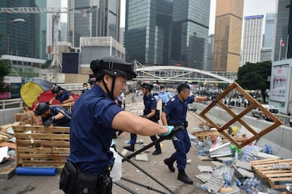 En un primer momento la operación en Admiralty, frente a la sede del gobierno local, se ha desarrollado sin incidentes.
