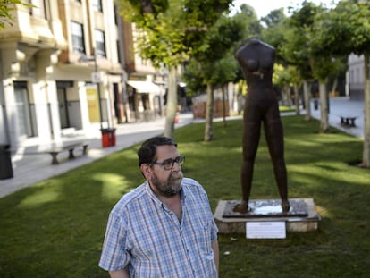 Fermín, hermano de Germán Rodríguez, ante el monumento por las víctimas de los Sanfermines de 1978.
