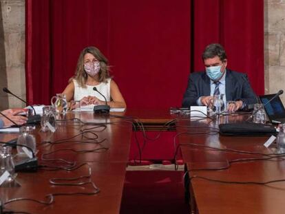 La ministra de Trabajo y Economía Social, Yolanda Díaz (centro) y el ministro de Inclusión, Seguridad Social y Migraciones, José Luis Escrivá (a su derecha) junto a los responsables de patronal y sindicatos.