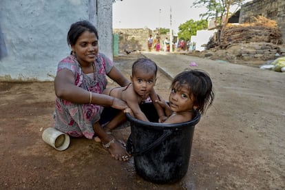 Ya sólo quedan 15 familias sin un váter, y pronto no será ninguna. La escasez de agua y de infraestructuras ha hecho que la mayoría tenga que bañarse en la calle con cubos. Los niños lo disfrutan, pero sus padres no tanto.