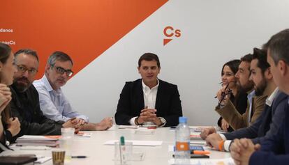 Albert Rivera, con la ejecutiva de Ciudadanos antes de su dimisión.  