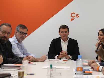 El presidente de Ciudadanos, Albert Rivera  y su equipo durante la reuni&oacute;n semanal de la ejecutiva nacional del partido en Madrid. 