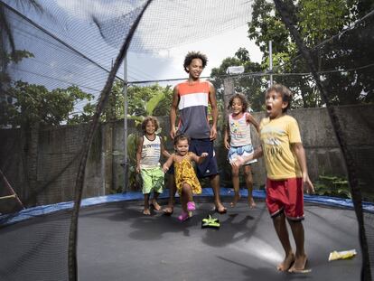 Michael Chamorro (32 años), Johan (7), Jamie (5), Sofia (5) y Giulia (1), en Cahuita, Costa Rica. Les encanta saltar juntos en el trampolín o montar en bici antes de que el padre se vaya a trabajar cada noche a un restaurante.