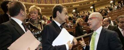 Zapatero conversa con Duran Lleida, portavoz de CiU, en presencia de José Antonio Alonso y María Teresa Fernández de la Vega.