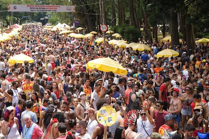 Os blocos que saíram pelas ruas de São Paulo neste Carnaval não se restringiram à avenida 23 de Maio. O Agrada Gregos, por exemplo, levou foliões ao para Ibirapuera, no sábado. E volta a sair na terça-feira, desta vez na 23 de Maio, a convite da Prefeitura.