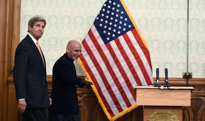 El secretario de Estado de EE UU, John Kerry, junto al presidente afgano, Ashraf Ghani, este sábado en Kabul.