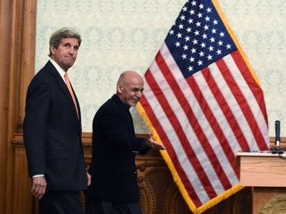 El secretario de Estado de EE UU, John Kerry, junto al presidente afgano, Ashraf Ghani, este s&aacute;bado en Kabul. 