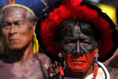 Los Kayapó de Brasil asisten a una protesta contra una enmienda constitucional que pondría la demarcación de tierras indígenas en manos del Congreso en Brasilia.