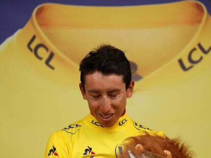 Egan Bernal, de amarillo en el podio.