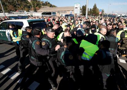 Uno de los momentos de mayor tensión se ha vivido en el Puerto de Barcelona, donde los taxistas del área metropolitana se saltaron un primer cordón de la Guardia Civl, aunque varios furgores de este cuerpo les impidió seguir avanzando y optaron por ascender por la avenida del Paral·lel.