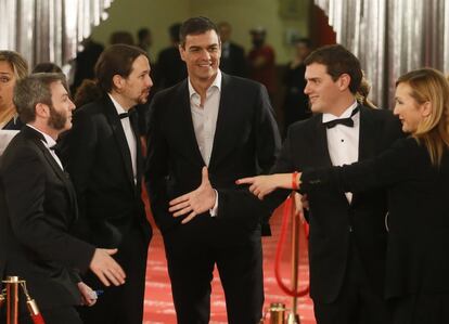 Desde la izquierda: Pablo Iglesias, Pedro Sánchez y Albert Rivera, a su llegada a la ceremonia de la 30 edición de los Premios Goya, que entrega la Academia de Cine, que se celebró en el hotel Auditorium de Madrid el 6 de febrero de 2016.