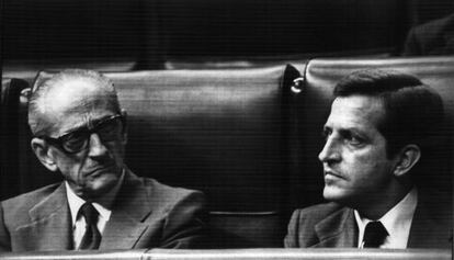 El Presidente del Gobierno, Aldolfo Suárez y el Vicepresidente para asuntos de Defensa, Gutierrez Mellado, en 1977.