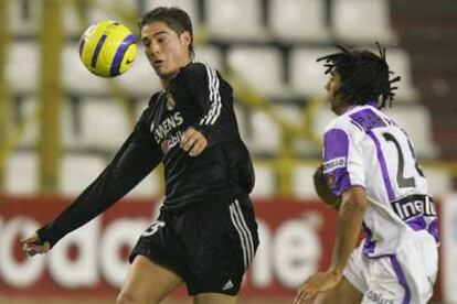 Javi García intenta controlar el balón ante Zarandona en una jugada del partido de ayer.