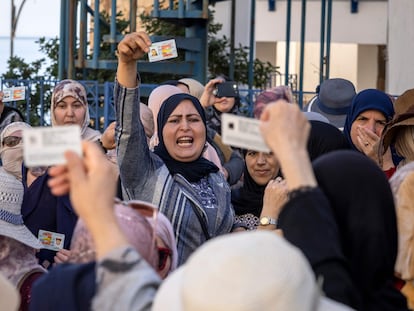 Trabajadoras marroquíes se manifiestan exhibiendo sus permisos de trabajo y exigiendo poder pasar a Ceuta sin visado el pasado 31 de mayo en la localidad marroquí de Castillejos.