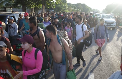 La caravana de migrantes cruza por intenta cruzar por Villa Comaltitlán rumbo al municipio de Escuintla, este martes en Chiapas, México.