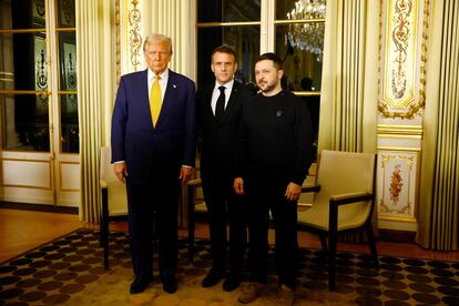 El presidente de Francia, Emmanuel Macron, posa en el Palacio del Elíseo junto al presidente electo de EE UU, Donald Trump, y el presidente de Ucrania,  Volodímir Zelenski, este sábado.