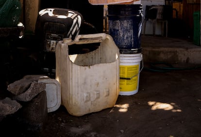 Bidones que contenían químicos para la elaboración de metanfetamina y que los militares no recogieron del mangle en Navolato, Sinaloa, fueron reutilizados por pescadores y llevados a sus casas.