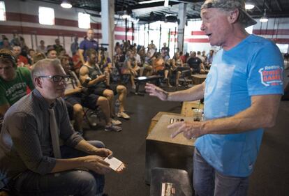 Greg Glassman, dueño y fundador de CrossFit Inc. (de pie, con gorra), habla con sus empleados durante un evento de la marca organizado en Washington en 2015.