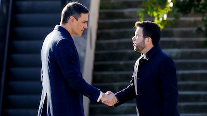 Pere Aragonés estrecha la mano a Pedro Sánchez, en enero al comienzo de la cumbre hispanofrancesa en Barcelona.