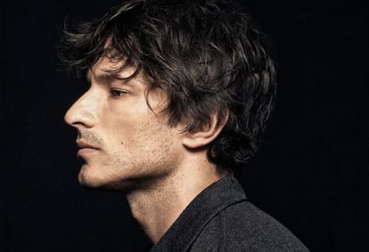 Velencoso con mono de lana gris de Valentino. El fotógrafo le pidió que posara como si no lo hubiera hecho nunca antes.