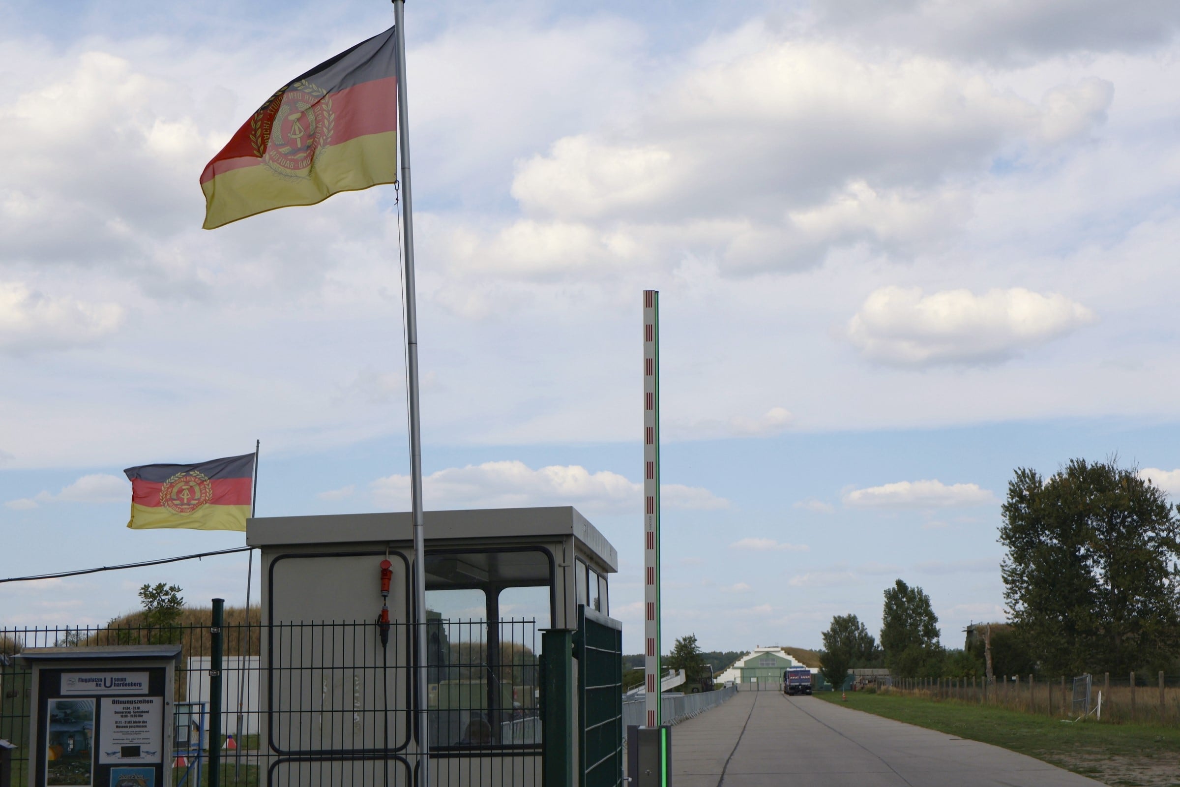 Banderas de la extinta RDA en el acceso a la base aérea de Neuhardenberg, el 26 de agosto.