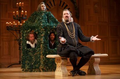 Stephen Fry en una escena de 'Noche de Reyes'.