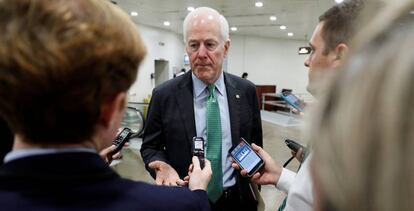 El senador republicano John Cornyn, ayer, explicando la situaci&oacute;n de Obamacare.