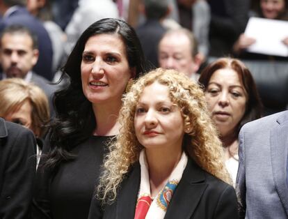 Mara Gómez, en el centro, durante su toma de protesta como titular de la Comisión Ejecutiva de Atención a Víctimas.